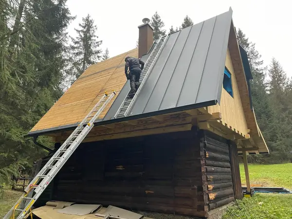 Montáž strešnej krytiny na drevostavbe