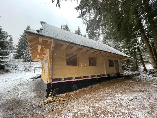 Drevostavba pod snehom — konštrukcia strechy