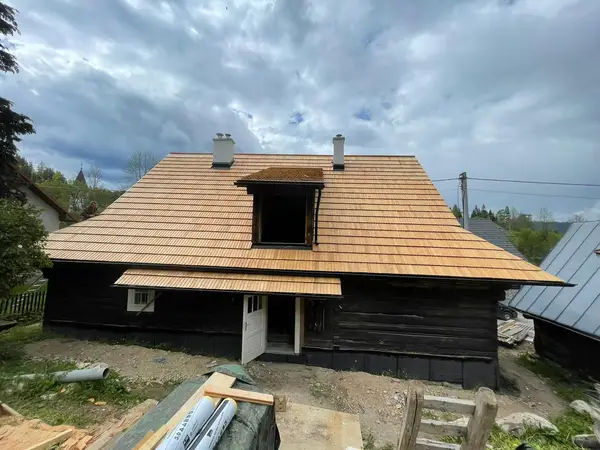 Dokončená drevenica s novou strechou