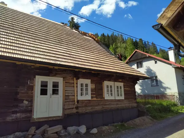 Drevenica s novou šindľovou strechou