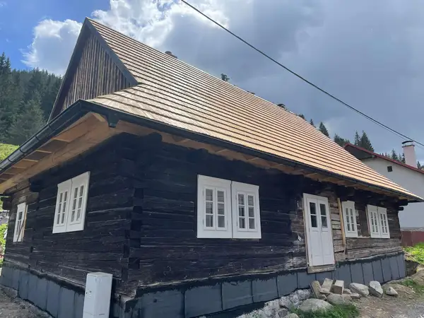 Rekonštrukcia strechy drevenice — nové šindle