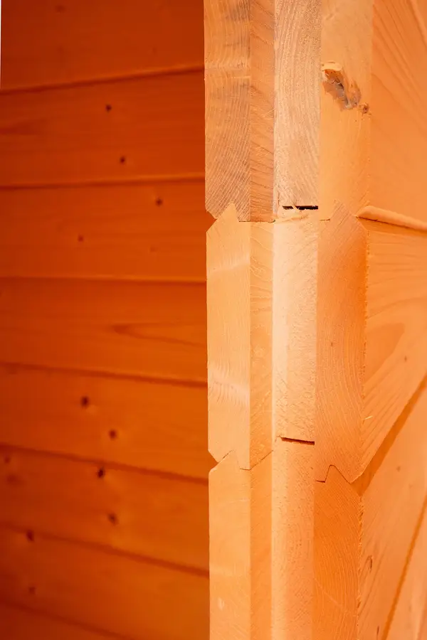 Detail tesárskeho spoja guľatiny