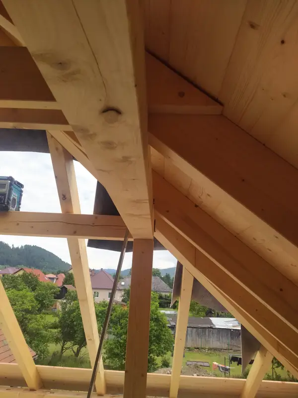 Krov počas výstavby — pohľad zvnútra